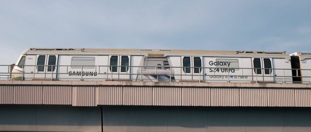 '갤럭시 S24'와 '갤럭시 AI' 이미지로 랩핑된 말레이시아 쿠알라룸푸르 지하철 외관. 삼성전자 제공